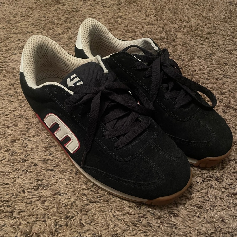 Men’s Etnies skating sneakers size 10 excellent condition barely worn